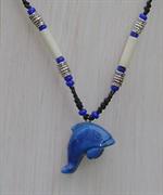 halskæde med delfin i blå howlit